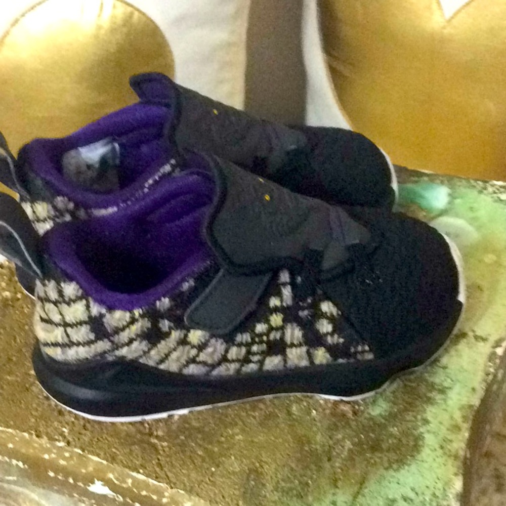 Baby ..lebrons..nike..accepting offers - Picture 5 of 7